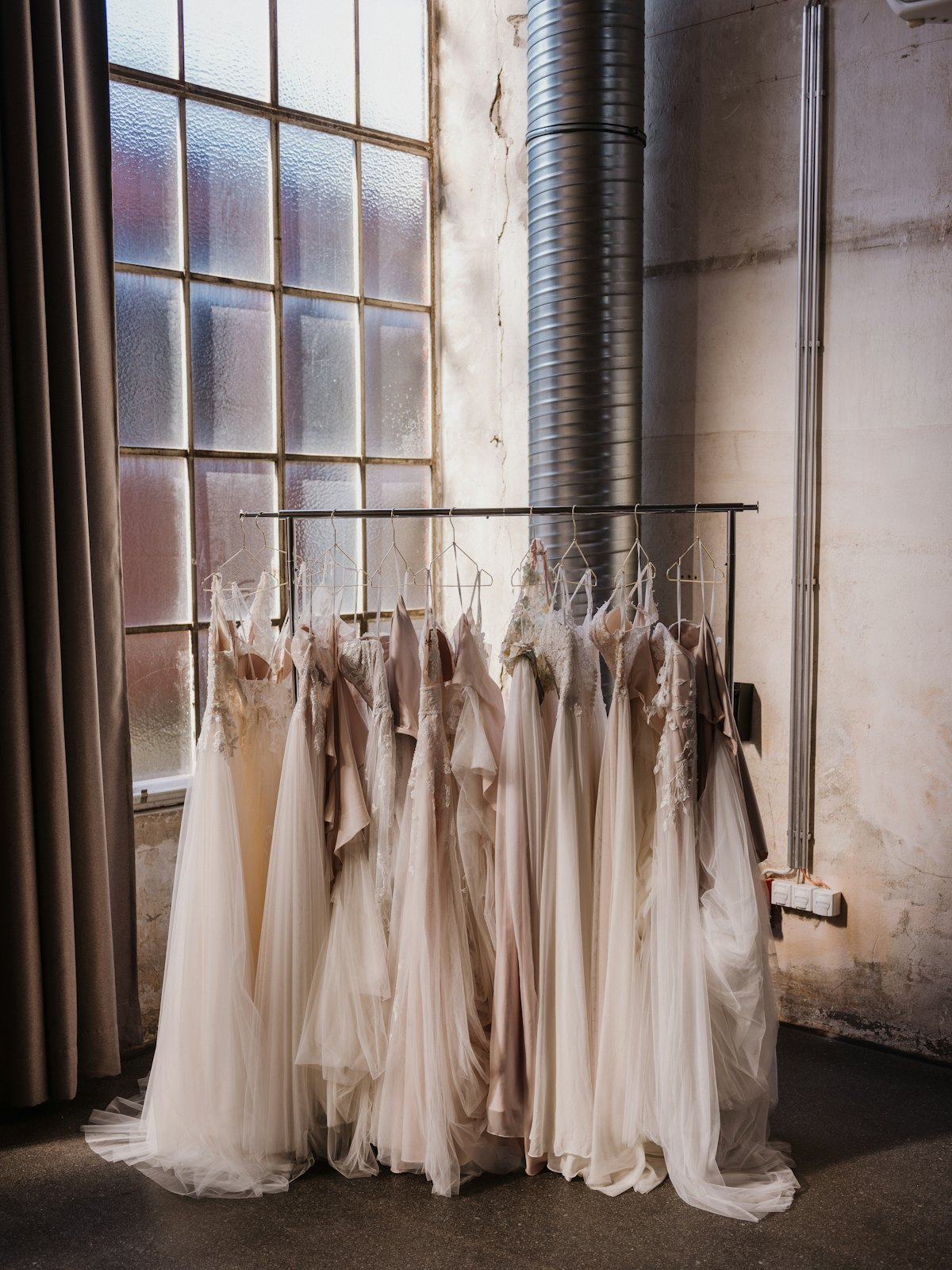 Abiti da sposa appesi in atelier